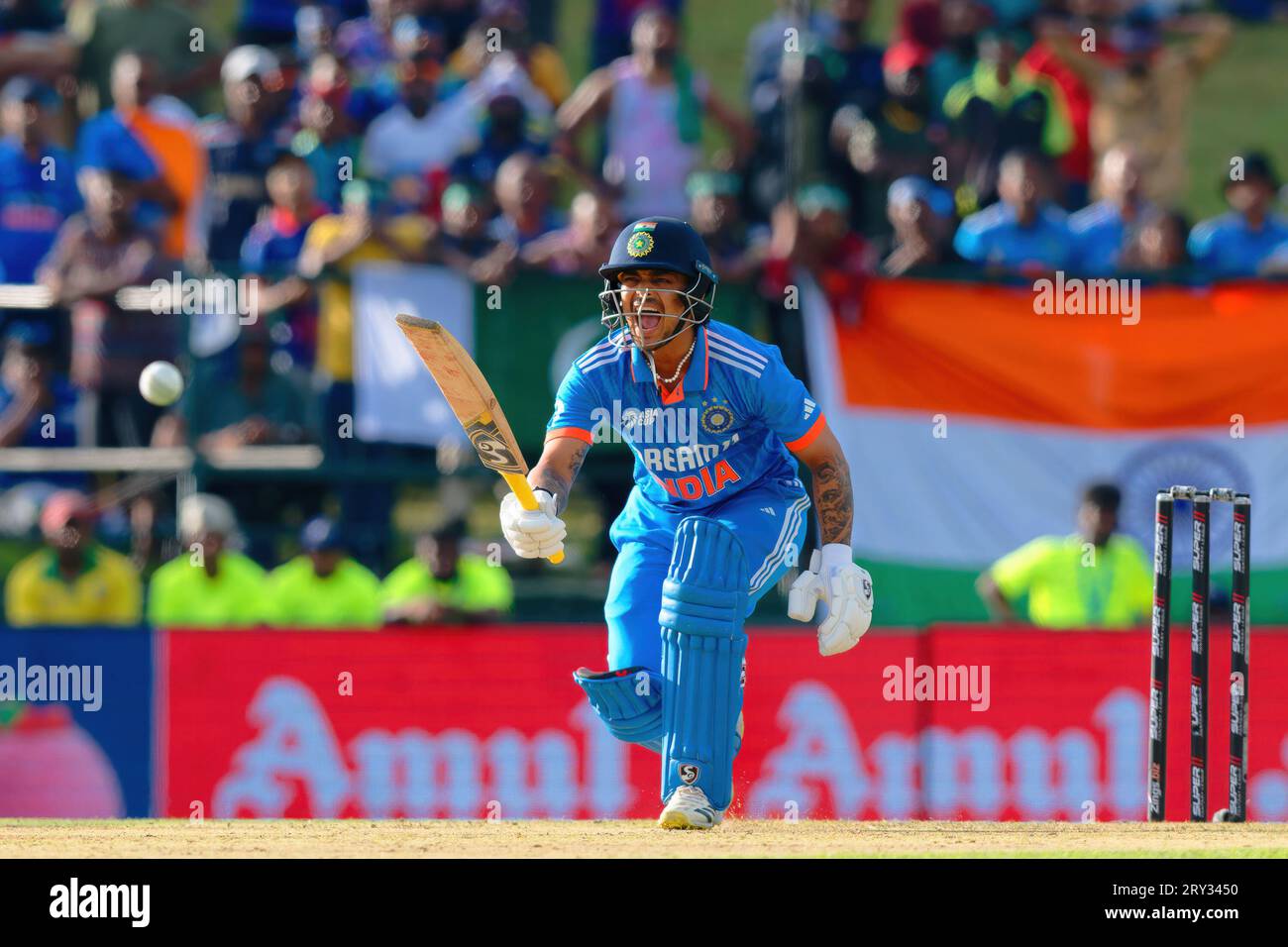 L'indiano Ishan Kishan reagisce dopo aver giocato un tiro durante la partita internazionale di cricket di un giorno (ODI) dell'Asia Cup 2023 tra India e Pakistan Foto Stock