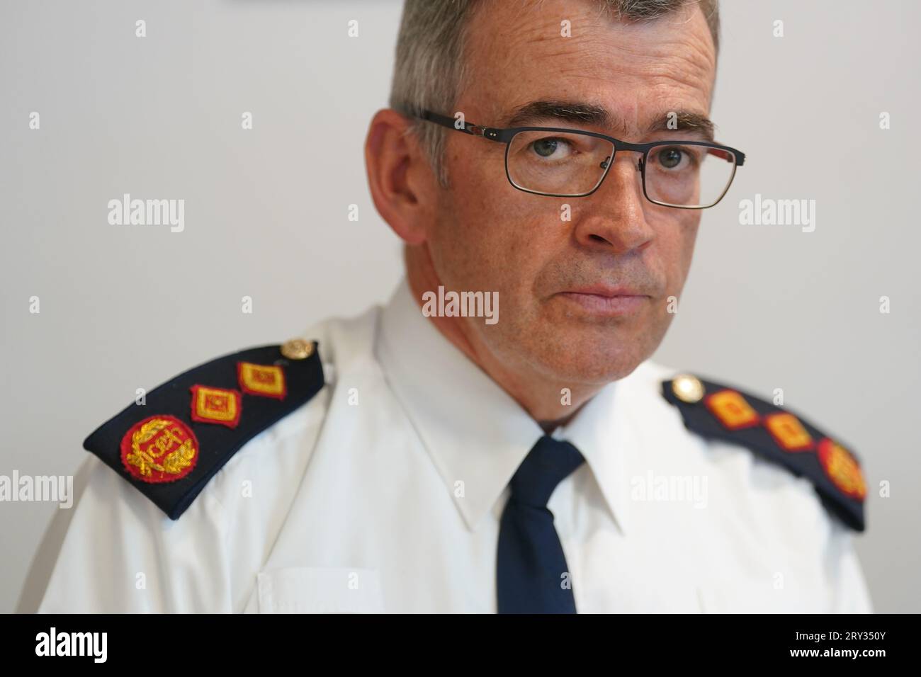 Il Commissario del Garda Drew Harris parla ai media dopo il suo incontro con l'autorità di polizia presso i loro uffici a Dublino. Data foto: Giovedì 28 settembre 2023. Foto Stock