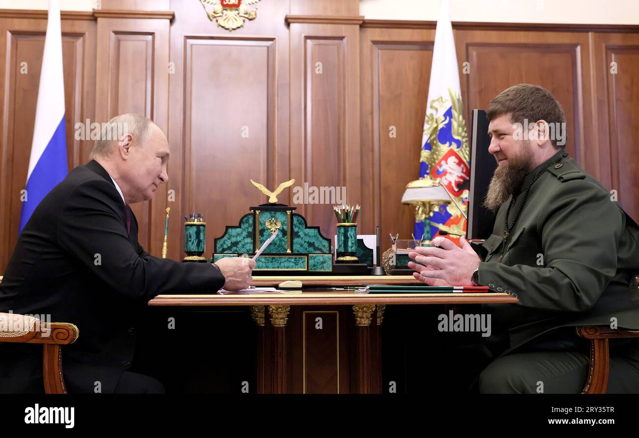 Il presidente russo Vladimir Putin (L) partecipa a un incontro con il leader ceceno Ramzan Kadyrov (R) a Mosca, giovedì, settembre. 28, 2023. Foto di Cremlino POOL/ credito: UPI/Alamy Live News Foto Stock