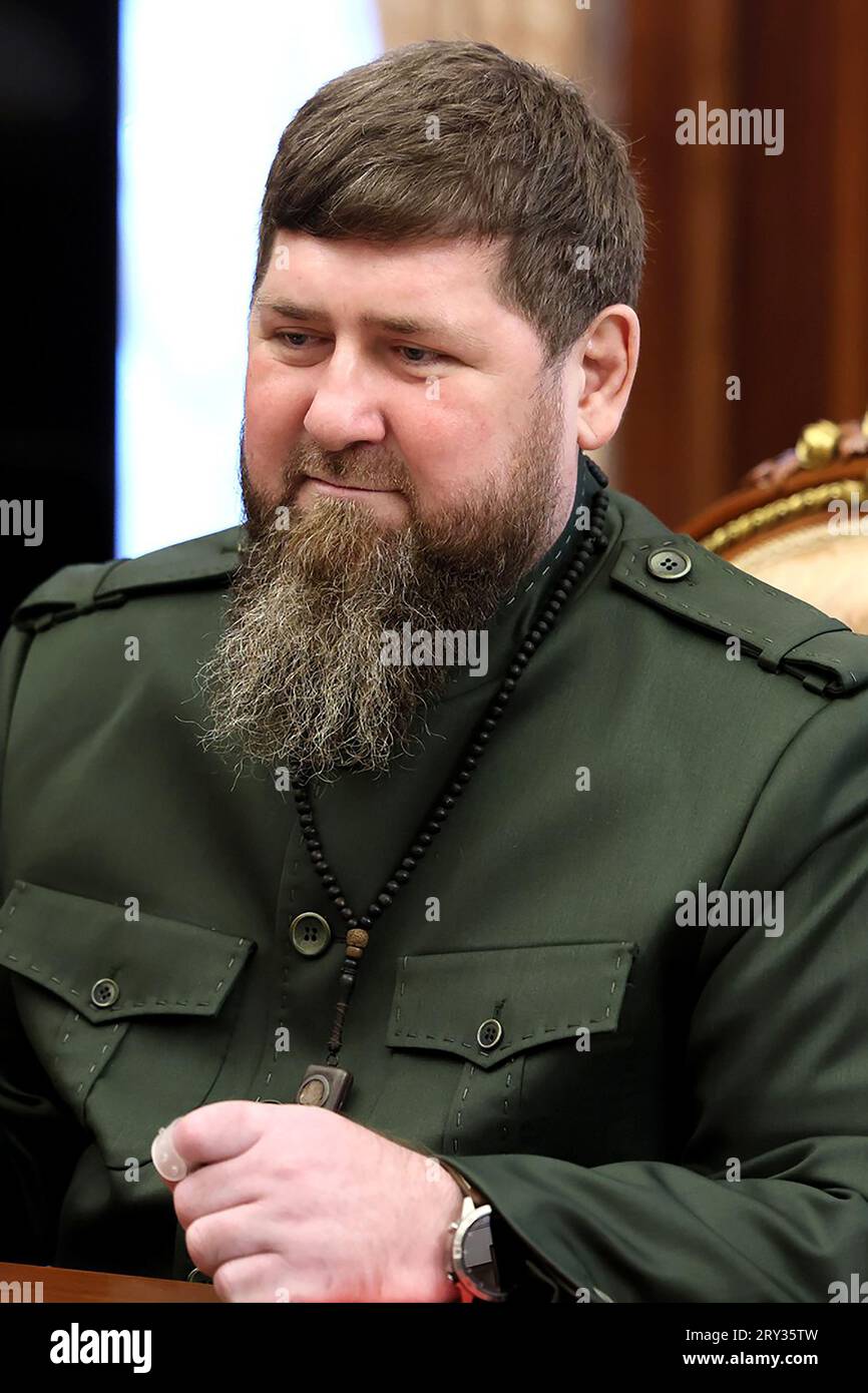 Il presidente russo Vladimir Putin (non visto ) partecipa a un incontro con il leader ceceno Ramzan Kadyrov (R) a Mosca, giovedì, settembre. 28, 2023. Foto di Cremlino POOL/ credito: UPI/Alamy Live News Foto Stock