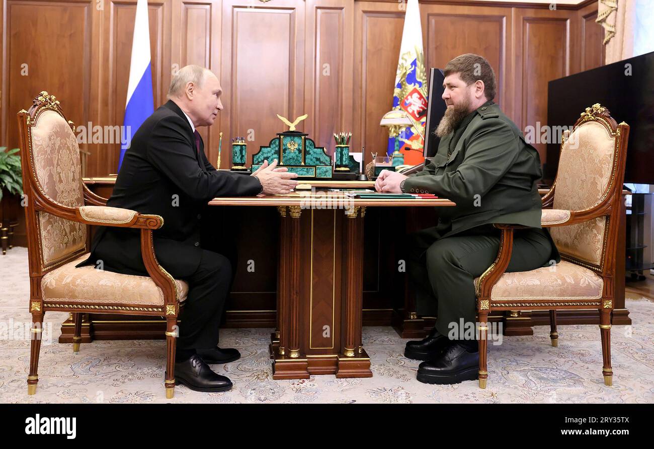 Il presidente russo Vladimir Putin (L) partecipa a un incontro con il leader ceceno Ramzan Kadyrov (R) a Mosca, giovedì, settembre. 28, 2023. Foto di Cremlino POOL/ credito: UPI/Alamy Live News Foto Stock