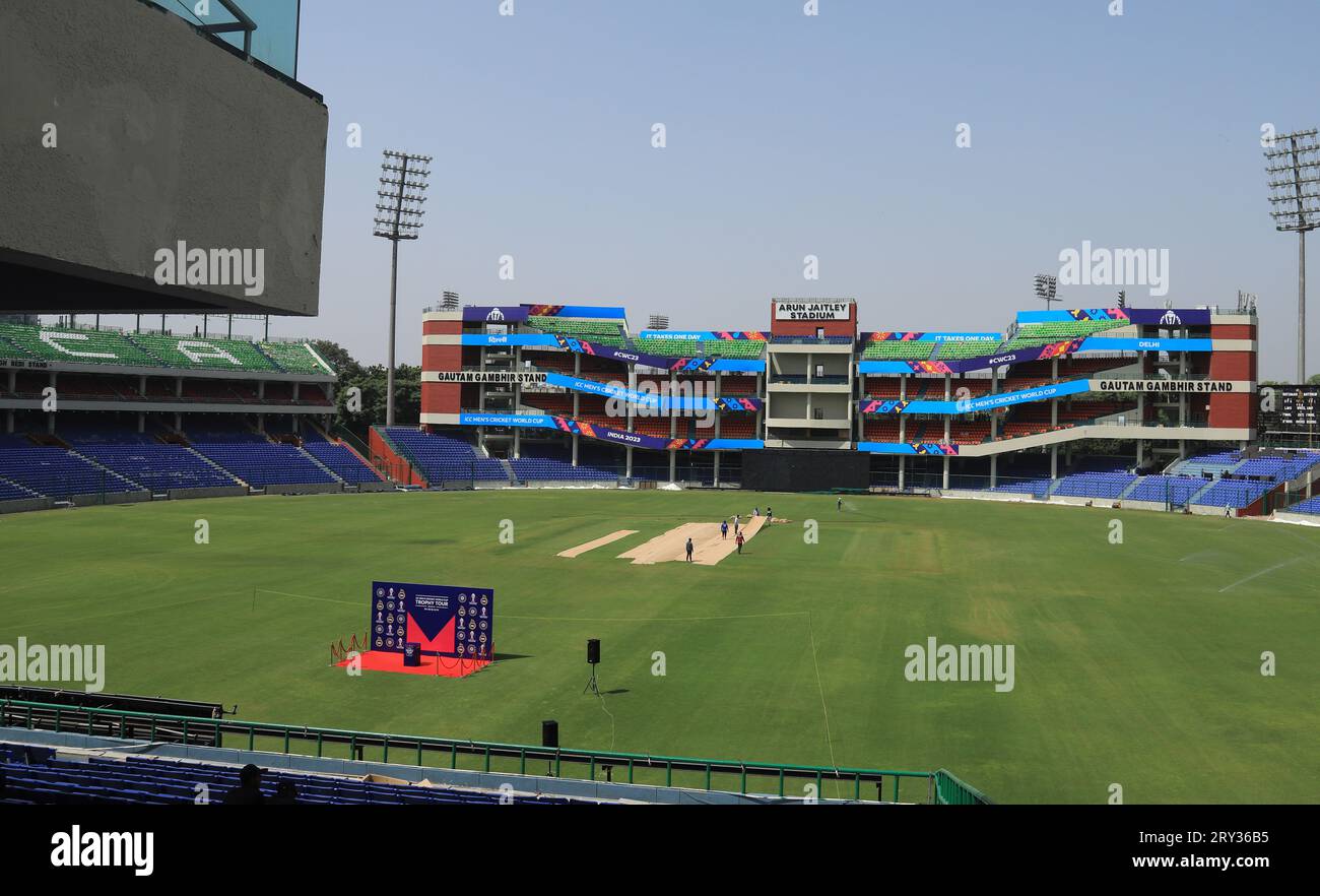 Nuova Delhi, India. 28 settembre 2023. Vista generale dello stadio di cricket Arun Jaitley. La Coppa del mondo di cricket maschile 2023 ICC inizia dal 5 ottobre al 19 novembre 2023. Parteciperanno dieci squadre nazionali di cricket e il torneo si svolgerà in dieci diversi stadi in India. (Foto di Naveen Sharma/SOPA Images/Sipa USA) credito: SIPA USA/Alamy Live News Foto Stock