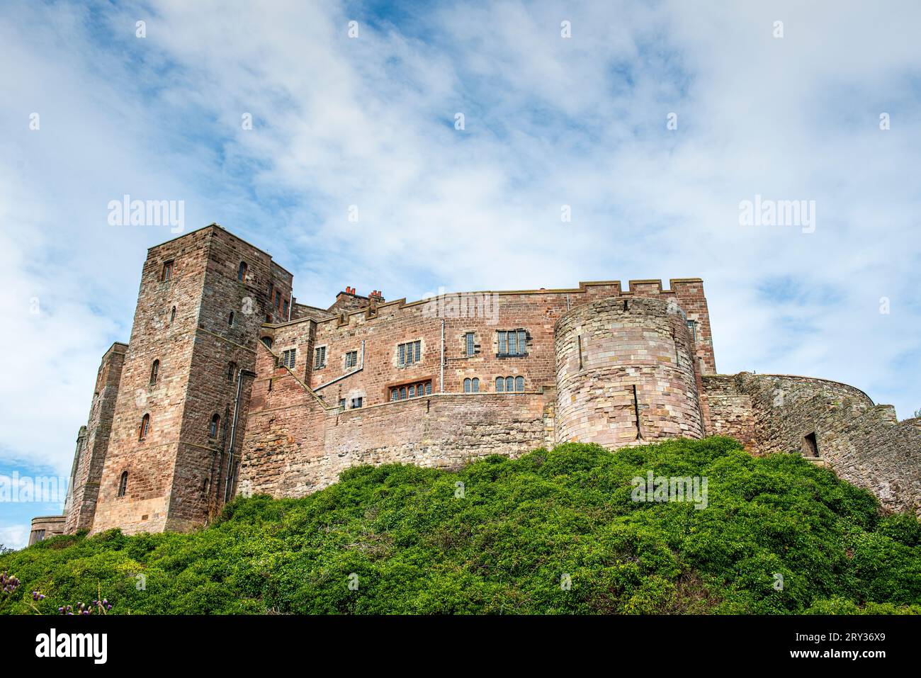 Esterno del castello di Bamburgh a Northumberland, Inghilterra, Regno Unito Foto Stock