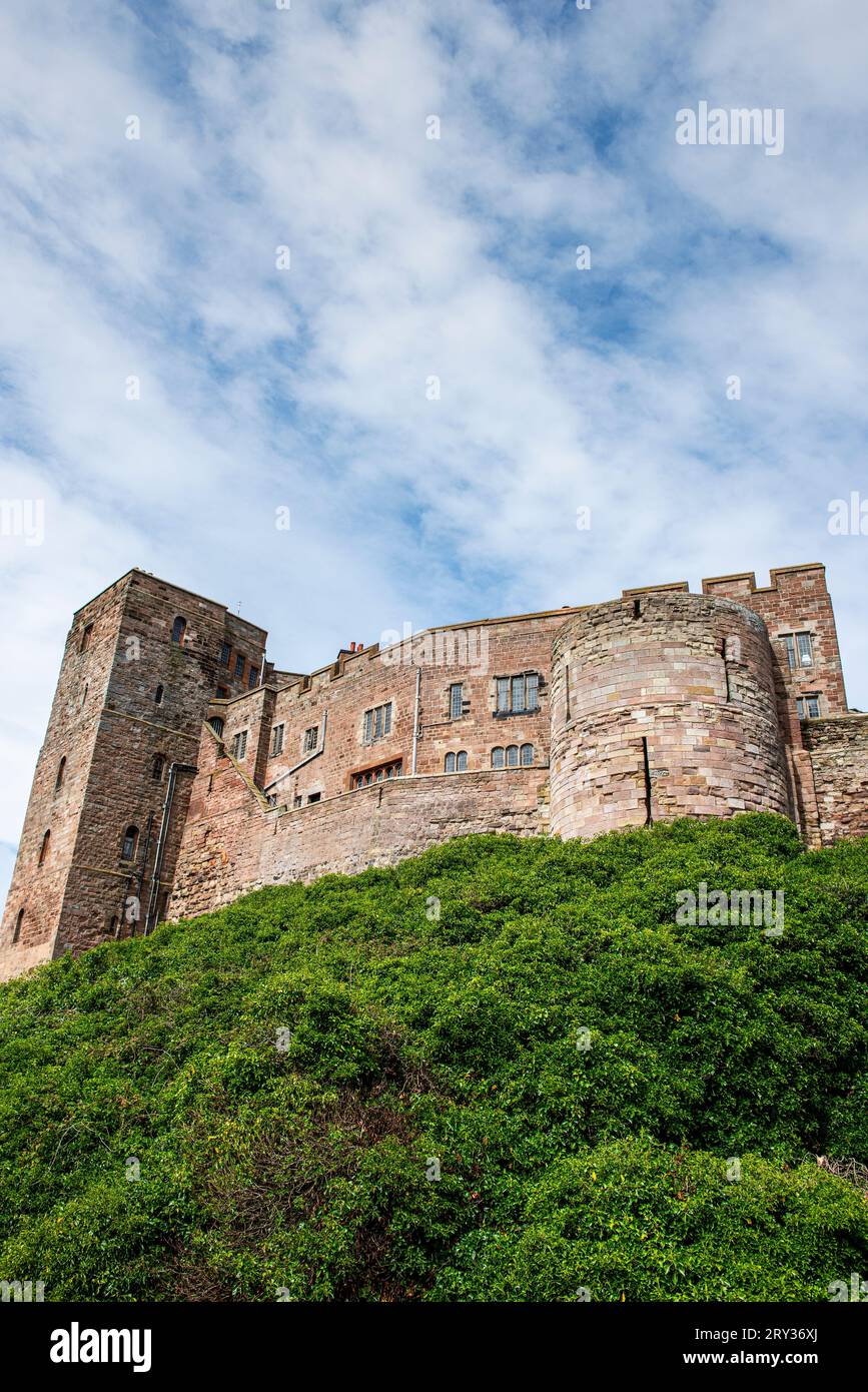 Esterno del castello di Bamburgh a Northumberland, Inghilterra, Regno Unito Foto Stock