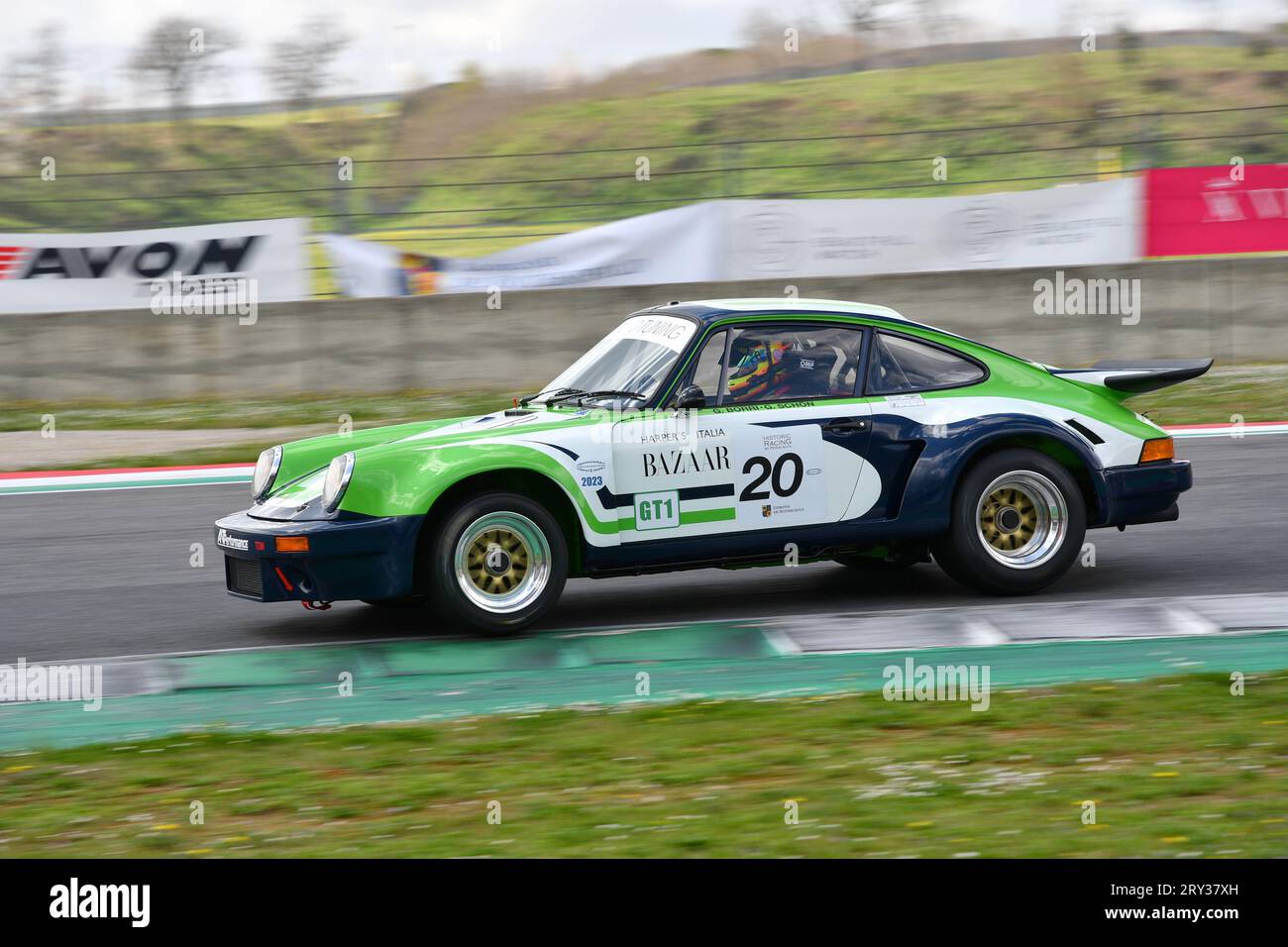 Scarperia, 2 aprile 2023: Porsche 911 Carrera RSR 3,0 dell'anno 1974 in azione durante il Mugello Classic 2023 sul circuito del Mugello in Italia. Foto Stock