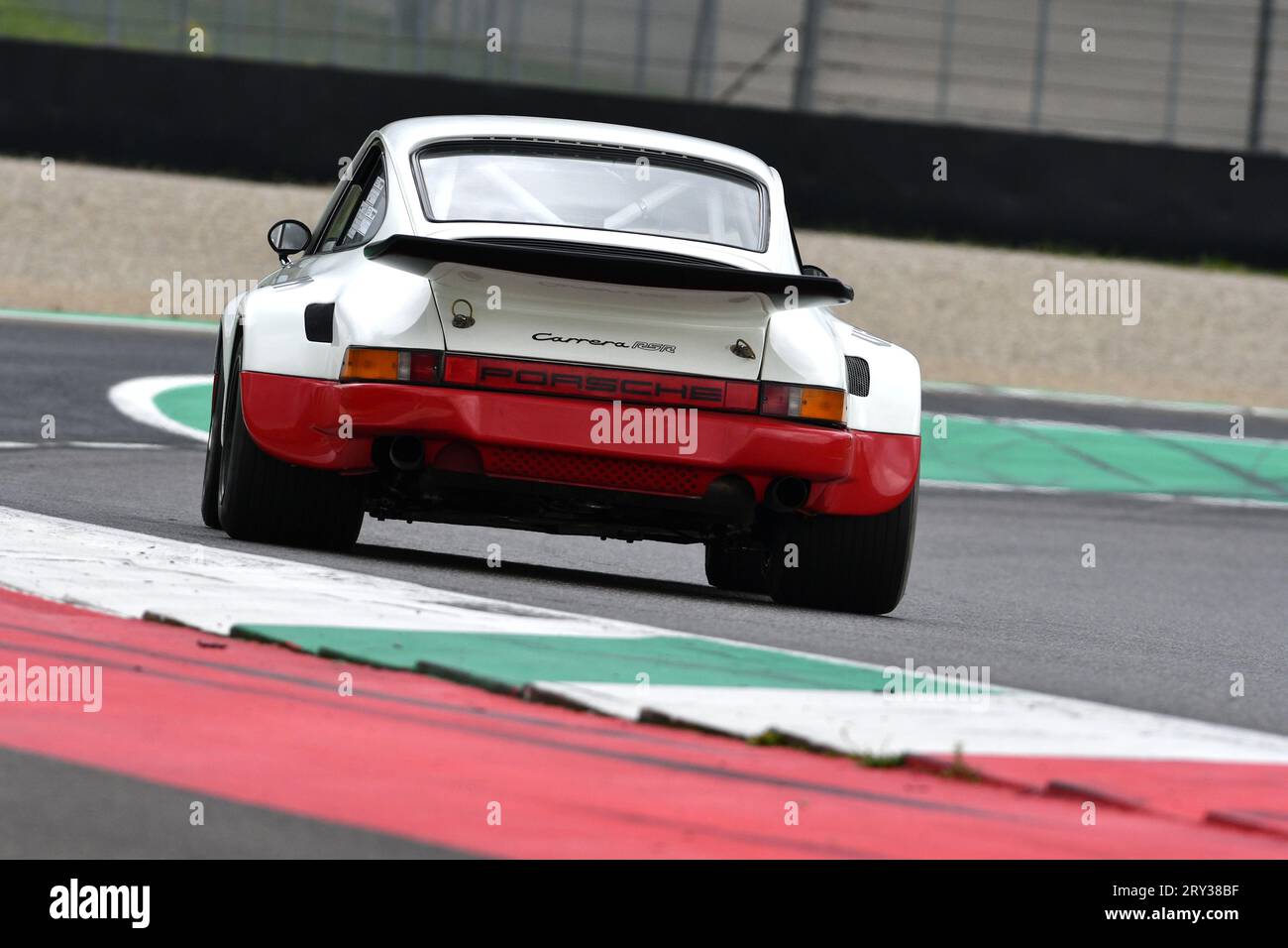 Scarperia, 2 aprile 2023: Porsche 911 Carrera RSR 3,0 dell'anno 1974 in azione durante il Mugello Classic 2023 sul circuito del Mugello in Italia. Foto Stock