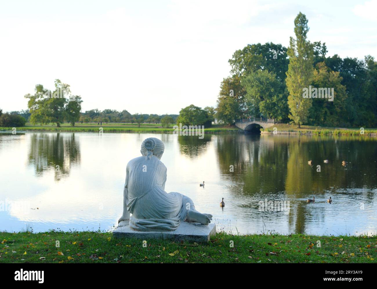 Woerlitz Park, vista panoramica della Germania con scultura storica Foto Stock