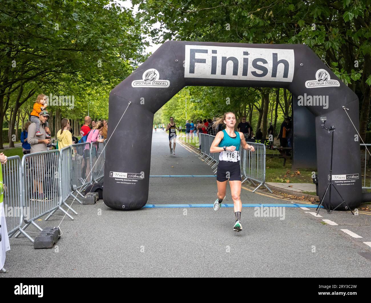 Lo Spectrum Striders Running Club ha segnato il suo 40° anniversario con la Birchwood 10K Race 2023. Si stanno sforzando di essere la gara più verde del Nord Foto Stock