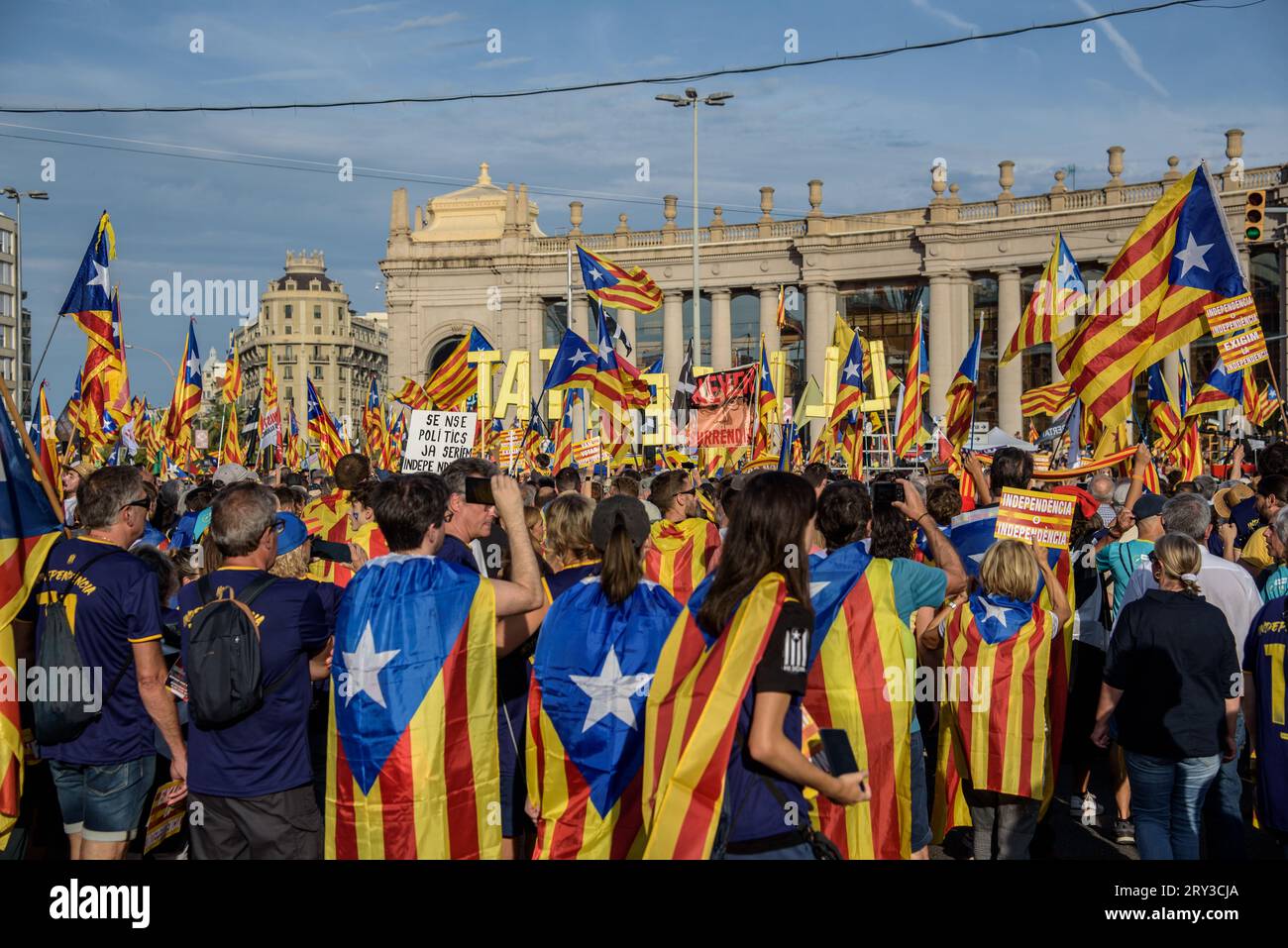 Barcellona, Catalogna, Spagna - 11 settembre 2023: Persone che partecipano e sventolano bandiere estelada nella manifestazione per l'indipendenza dei nati Foto Stock