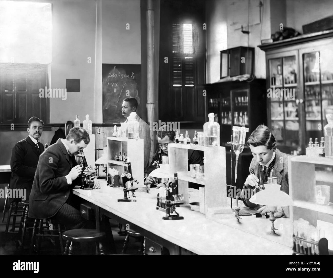 Howard University., Washington, D.C., CA. 1900 - classe in laboratorio di batteriologia Foto Stock