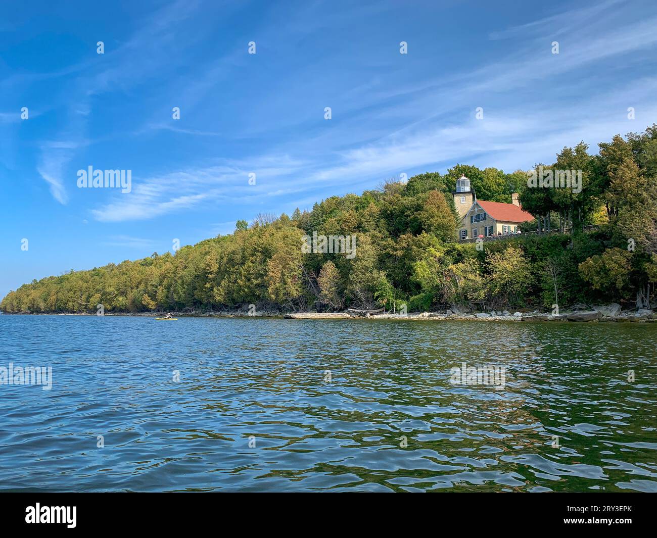 Una delle cose che amo fare per le attività ricreative all'aperto nella contea di Door è andare in kayak nei numerosi ruscelli e laghi dell'entroterra, nonché sul lago Michigan. Foto Stock