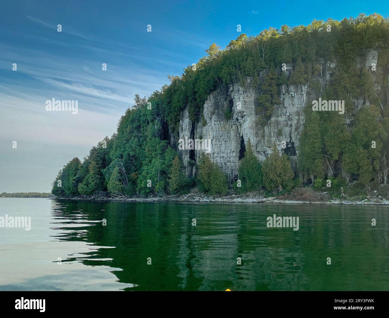 Una delle cose che amo fare per le attività ricreative all'aperto nella contea di Door è andare in kayak nei numerosi ruscelli e laghi dell'entroterra, nonché sul lago Michigan. Foto Stock