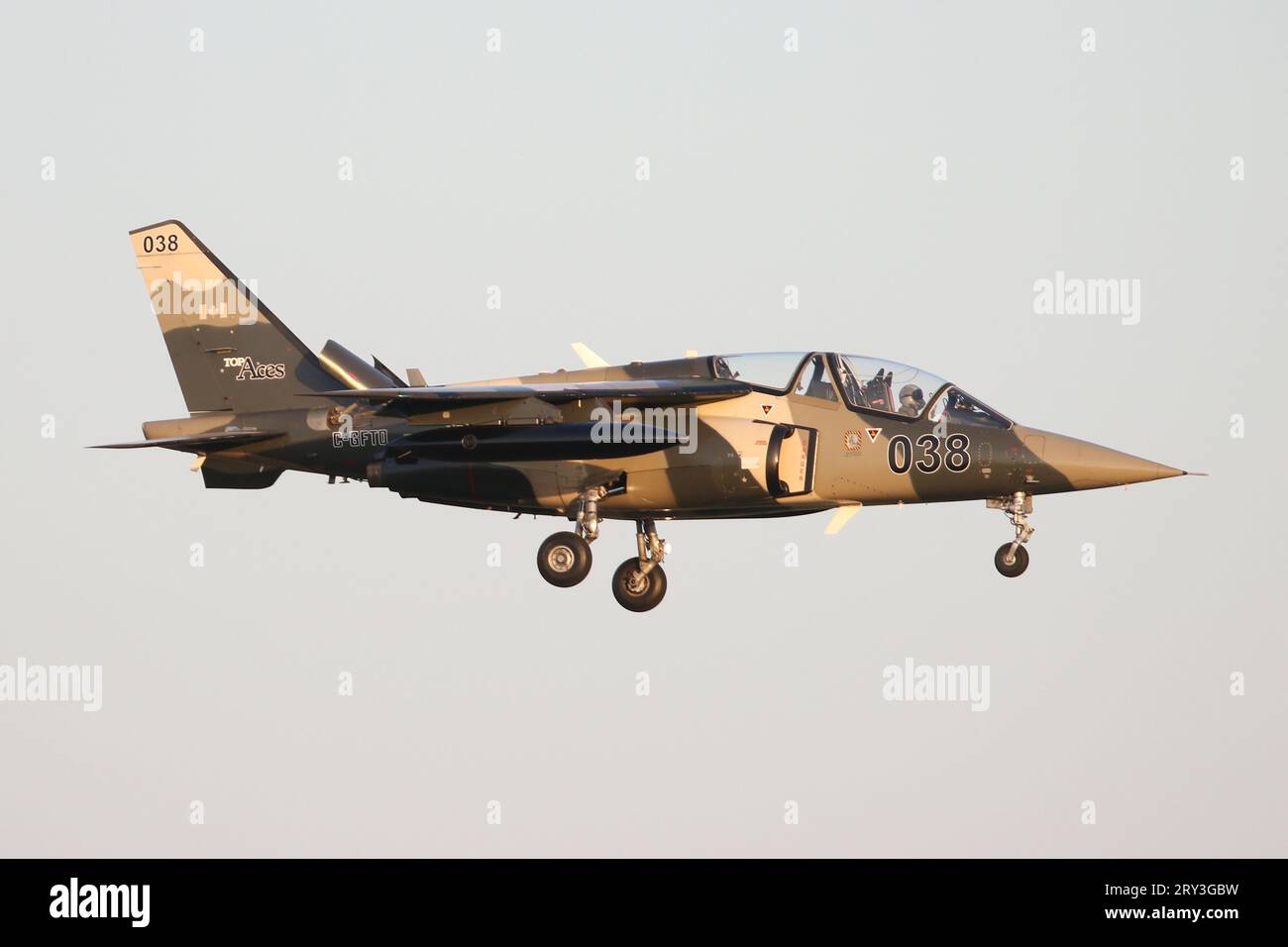 Alpha Jet civile della compagnia canadese Top Aces atterra a RAF Lakenheath dopo aver completato una sortita di addestramento con gli F-15 USAF Foto Stock