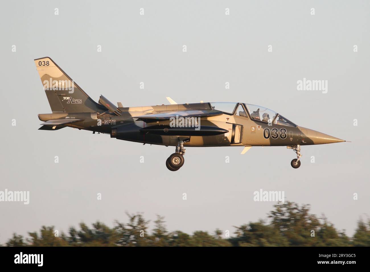 Alpha Jet civile della compagnia canadese Top Aces atterra a RAF Lakenheath dopo aver completato una sortita di addestramento con gli F-15 USAF Foto Stock