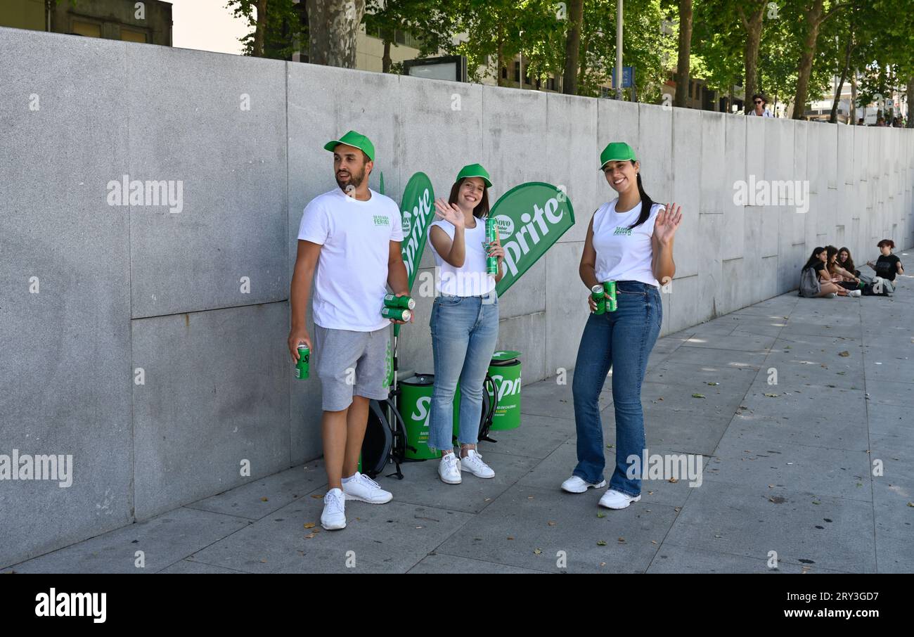 Alberi che distribuiscono gratuitamente prodotti promozionali campioni di lattine di bibita analcolica sprit fuori dalla stazione della metropolitana Trindade, Porto, Portogallo Foto Stock