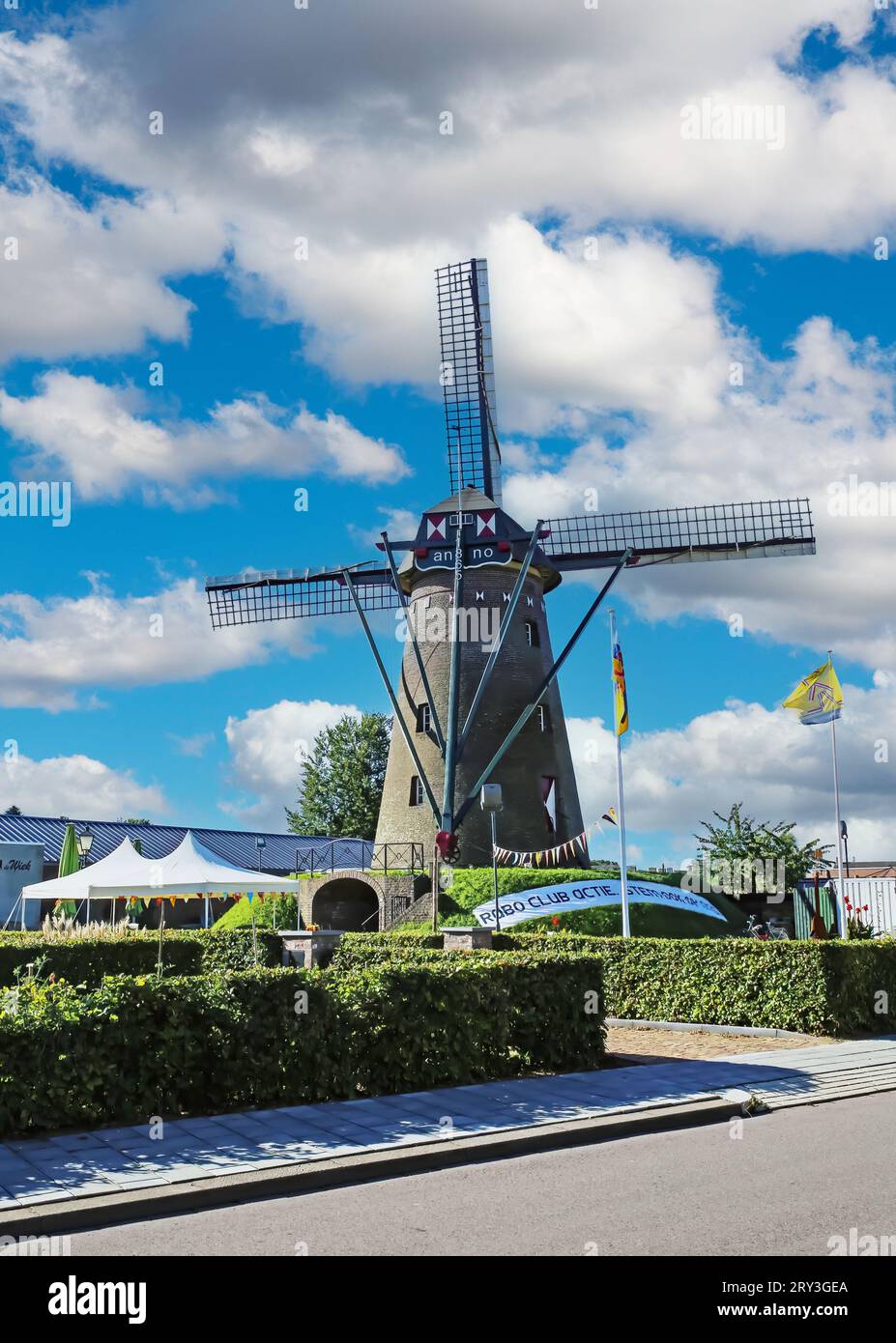 Maasbracht (Leonardus Molen), Paesi Bassi - agosto 30. 2023: Antico mulino a vento tradizionale nella città olandese Foto Stock