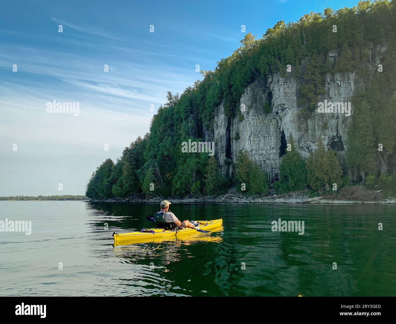 Una delle cose che amo fare per le attività ricreative all'aperto nella contea di Door è andare in kayak nei numerosi ruscelli e laghi dell'entroterra, nonché sul lago Michigan. Foto Stock