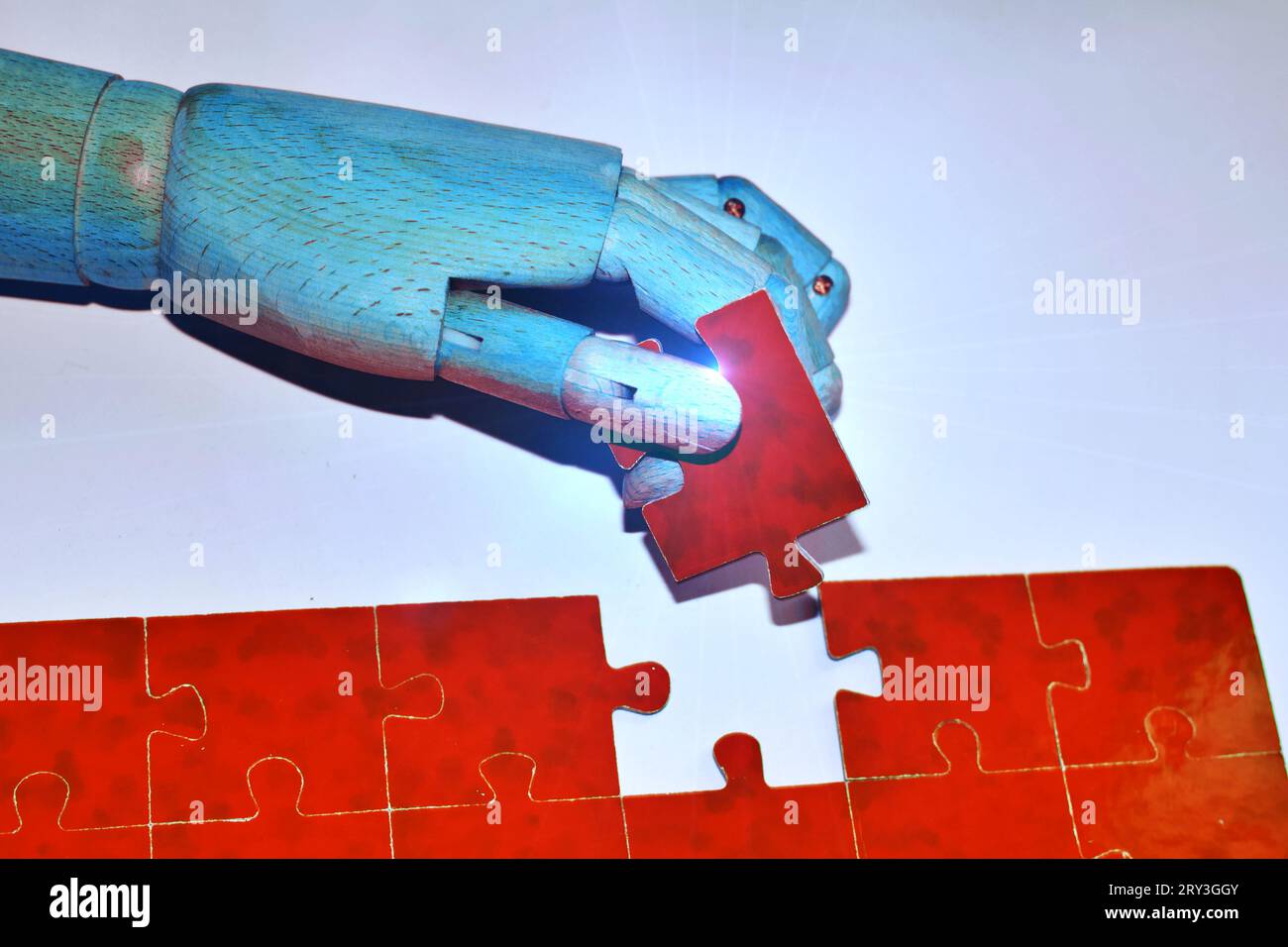 Primo piano di robot e mano umana che tiene Red Jigsaw Puzzle , trasformazione digitale, ai, tecnologia di intelligenza artificiale, apprendimento automatico. Foto Stock