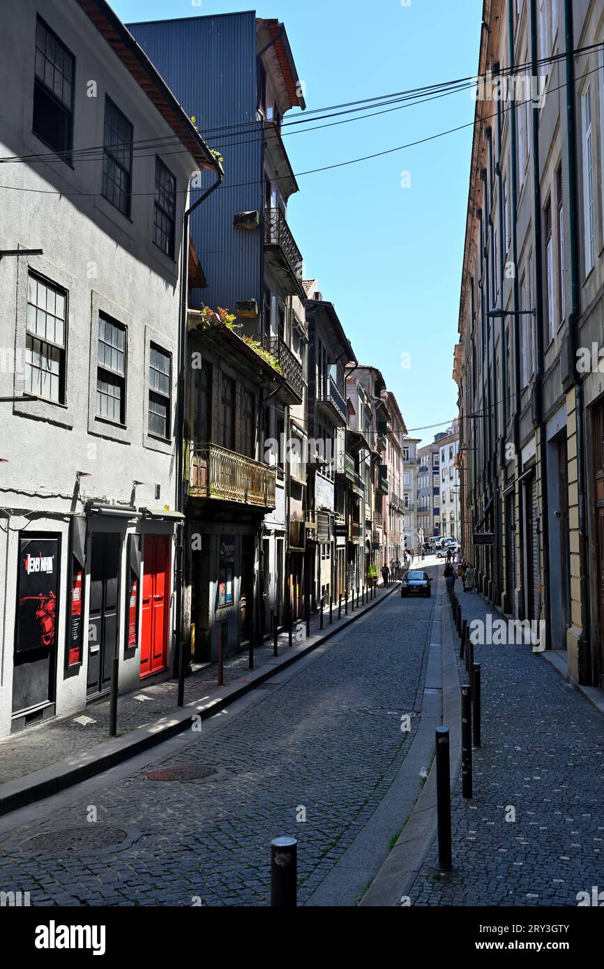Vicolo stretto (Rua do Conde de Vizela) con vecchie case tradizionali a più piani nella città vecchia di Porto, Portogallo Foto Stock