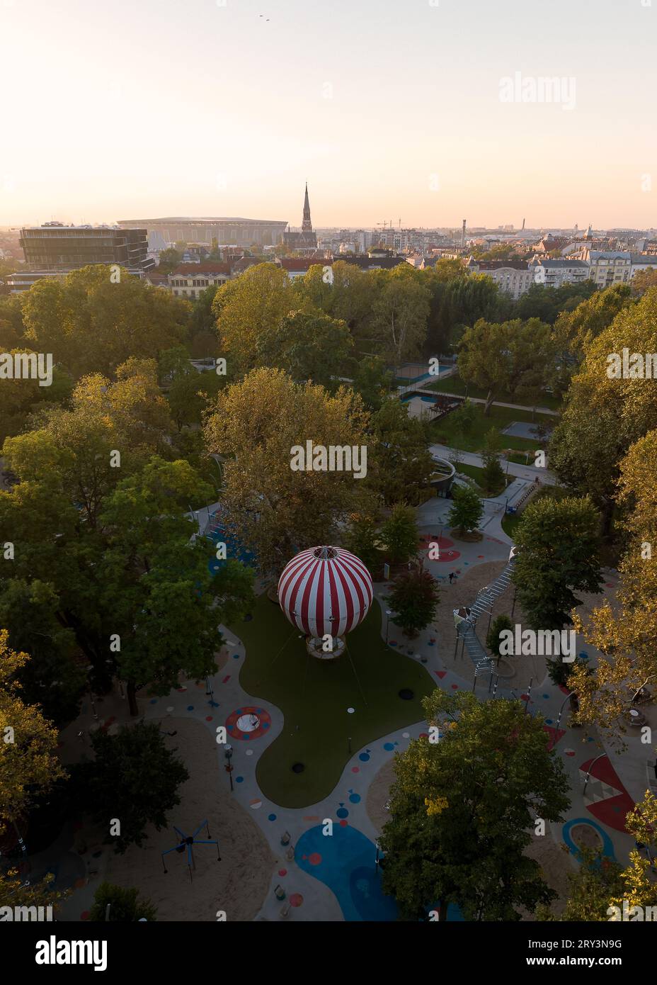 il gas rosso e bianco riempiva un enorme palloncino contro il cielo azzurro. Popolare attrazione nel parco cittadino di Budapest. luci estive. viaggi, turismo, tempo libero Foto Stock