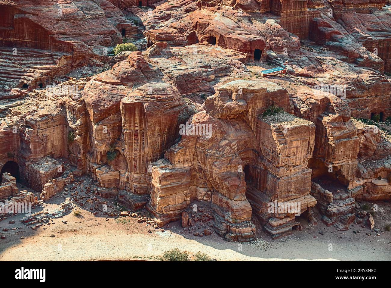 Vista dei templi scolpiti nelle rocce di arenaria durante il giorno nella gola di Siq, Petra, Giordania. Foto Stock