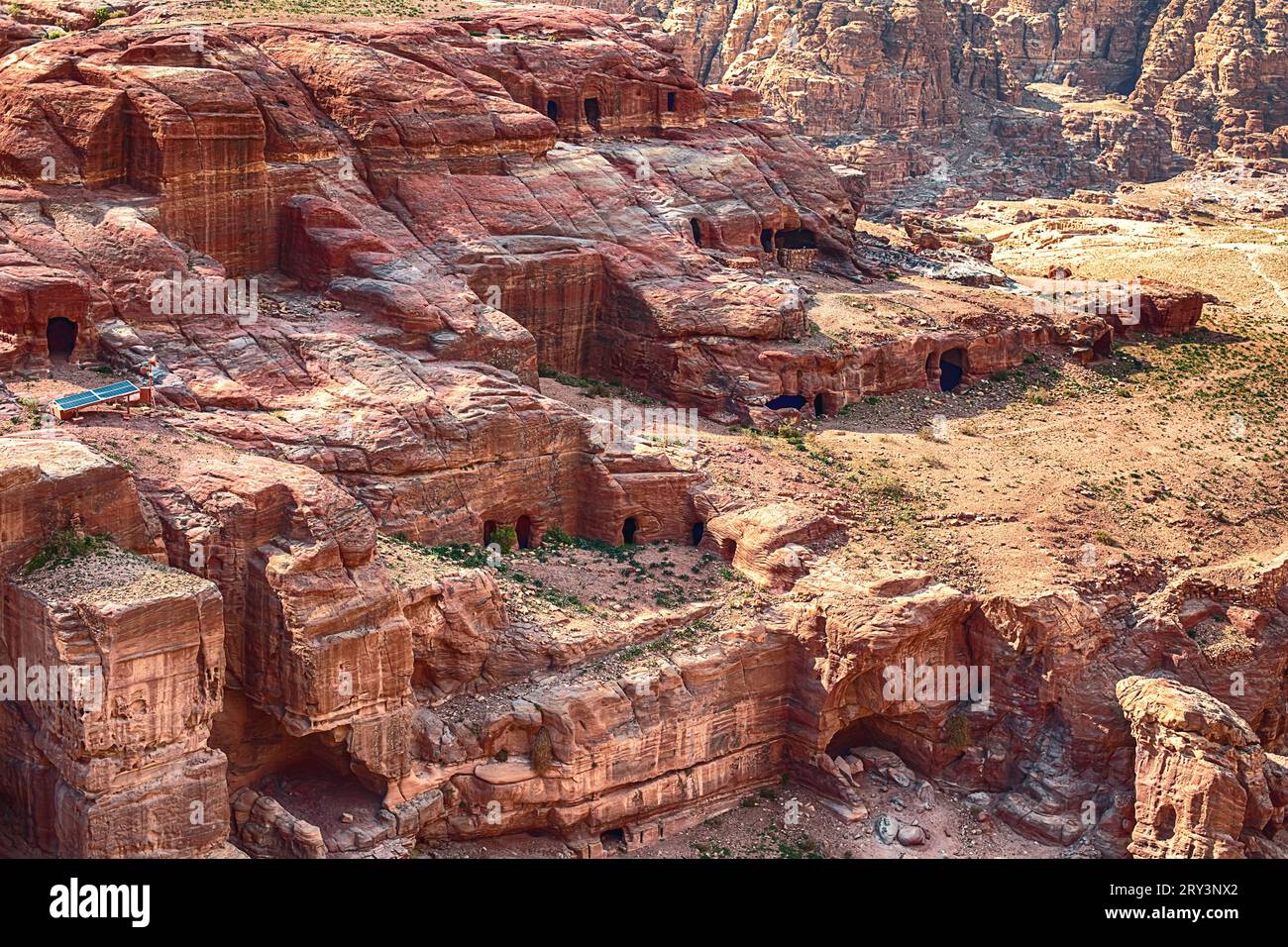 Vista dei templi scolpiti nelle rocce di arenaria durante il giorno nella gola di Siq, Petra, Giordania. Foto Stock