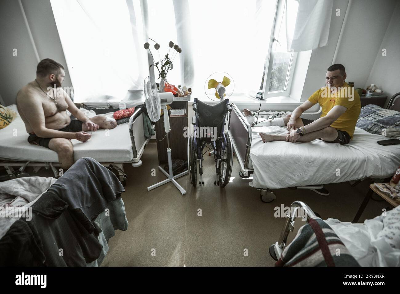 Leopoli, Ucraina. 28 settembre 2023. Valentin Bondar, 35 anni, (R) e Ivan Dzyuba, 33 anni (R) visti sui loro letti al Centro Nazionale di riabilitazione ininterrotto di Leopoli, Ucraina occidentale. Credito: SOPA Images Limited/Alamy Live News Foto Stock