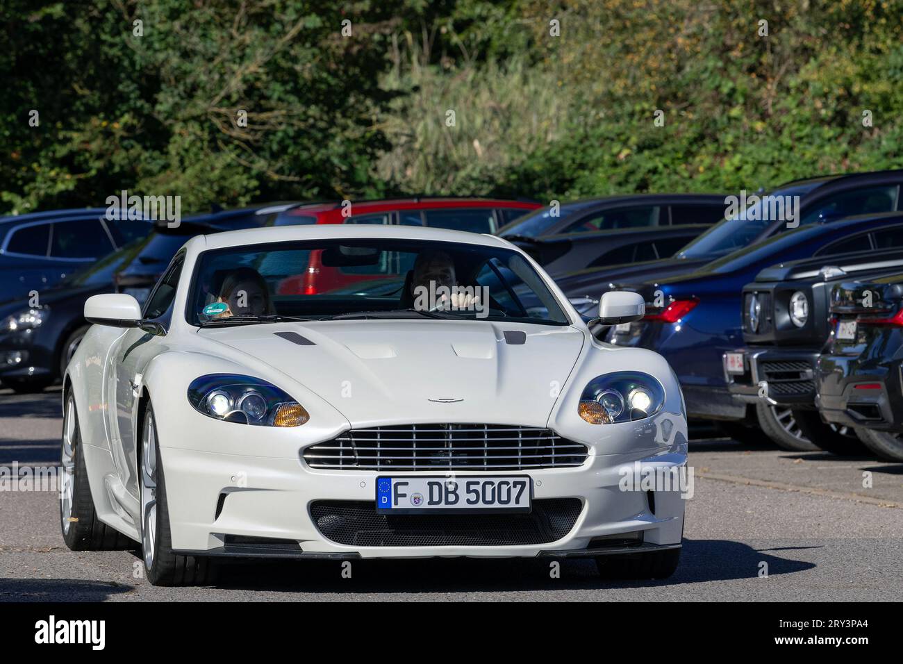 White Aston Martin DBS in strada Foto Stock