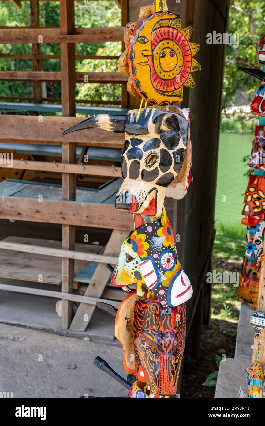 Maschere maya tradizionali in vendita come souvenir presso un chiosco a Succotz, Belize. Foto Stock