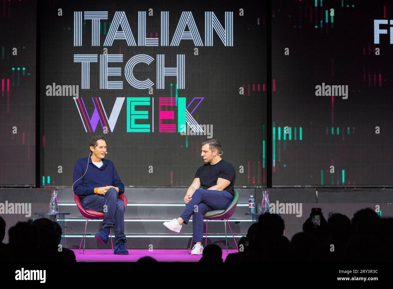 Torino, Italia. 28 settembre 2023. Brian Chesky (co-fondatore e CEO di Airbnb) con John Elkann (CEO di Exor e presidente di Stellantis e Ferrari) sul palco dell'Italian Tech Week 2023. Crediti: Marco Destefanis/Alamy Live News Foto Stock