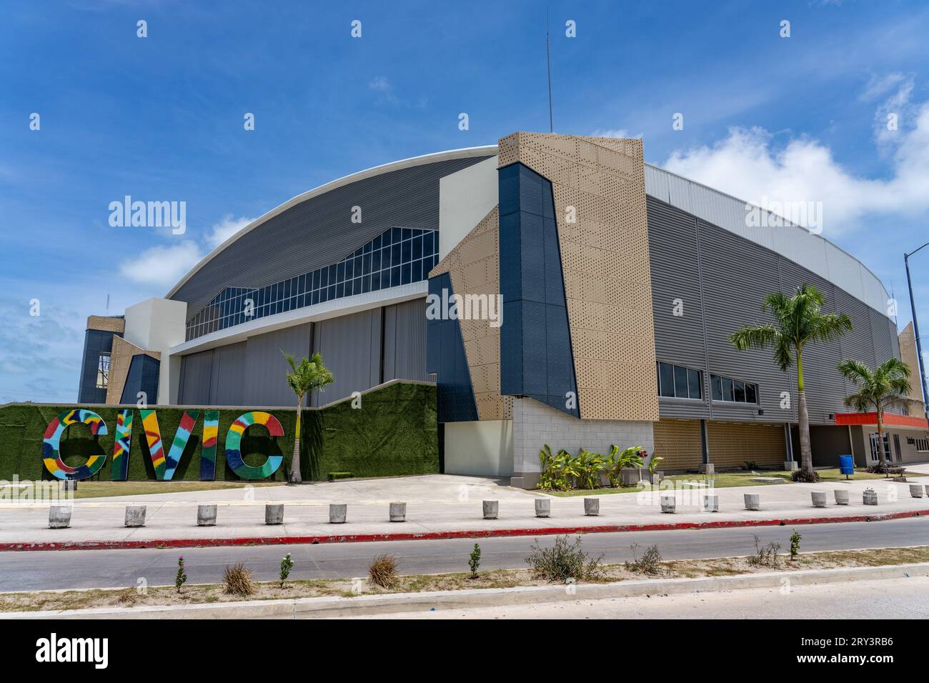 Il moderno centro amministrativo di Belize City è un auditorium polifunzionale, complesso sportivo e centro congressi a Belize City, Belize. Foto Stock