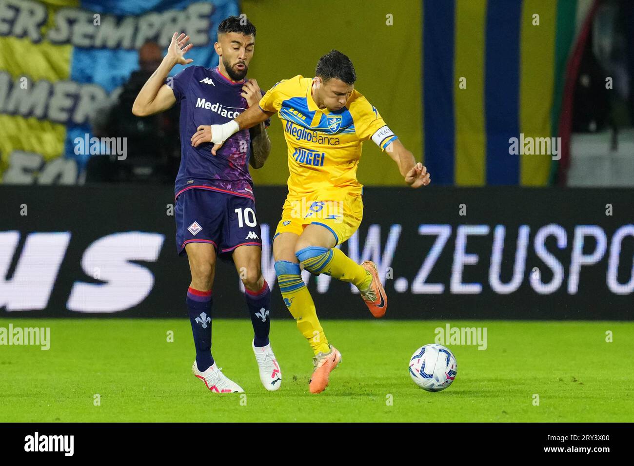 Frosinone, Italia. 28 settembre 2023. Frosinone, Italia, settembre 2023: Luca Mazzitelli (36 Frosinone) vies con Nicolas Rodriguez (10 Fiorentina) durante la partita di serie A tra Frosinone calcio e ACF Fiorentina allo Stadio Benito stirpe di Frosinone (foto Mosca/SPP) credito: SPP Sport Press Photo. /Alamy Live News Foto Stock