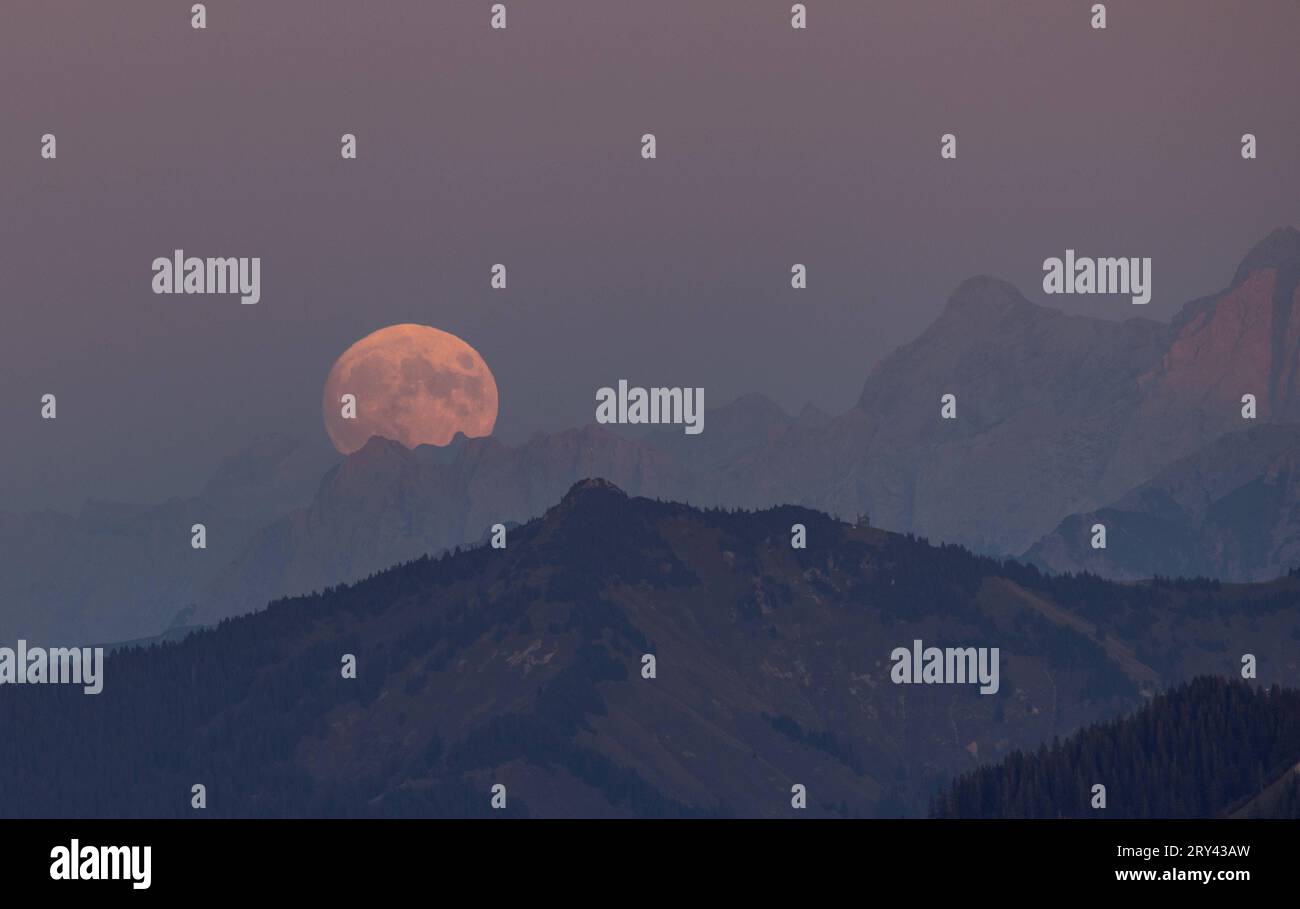 Mondaufgang in den Alpen Der Mond geht am Abend vom Iseler aus gesehen über den Gipfeln der Alpen auf., Bad Hindelang Deutschland *** Rise lunare nelle Alpi la luna sorge la sera vista da Iseler sopra le vette delle Alpi, Bad Hindelang Germania crediti: Imago/Alamy Live News Foto Stock