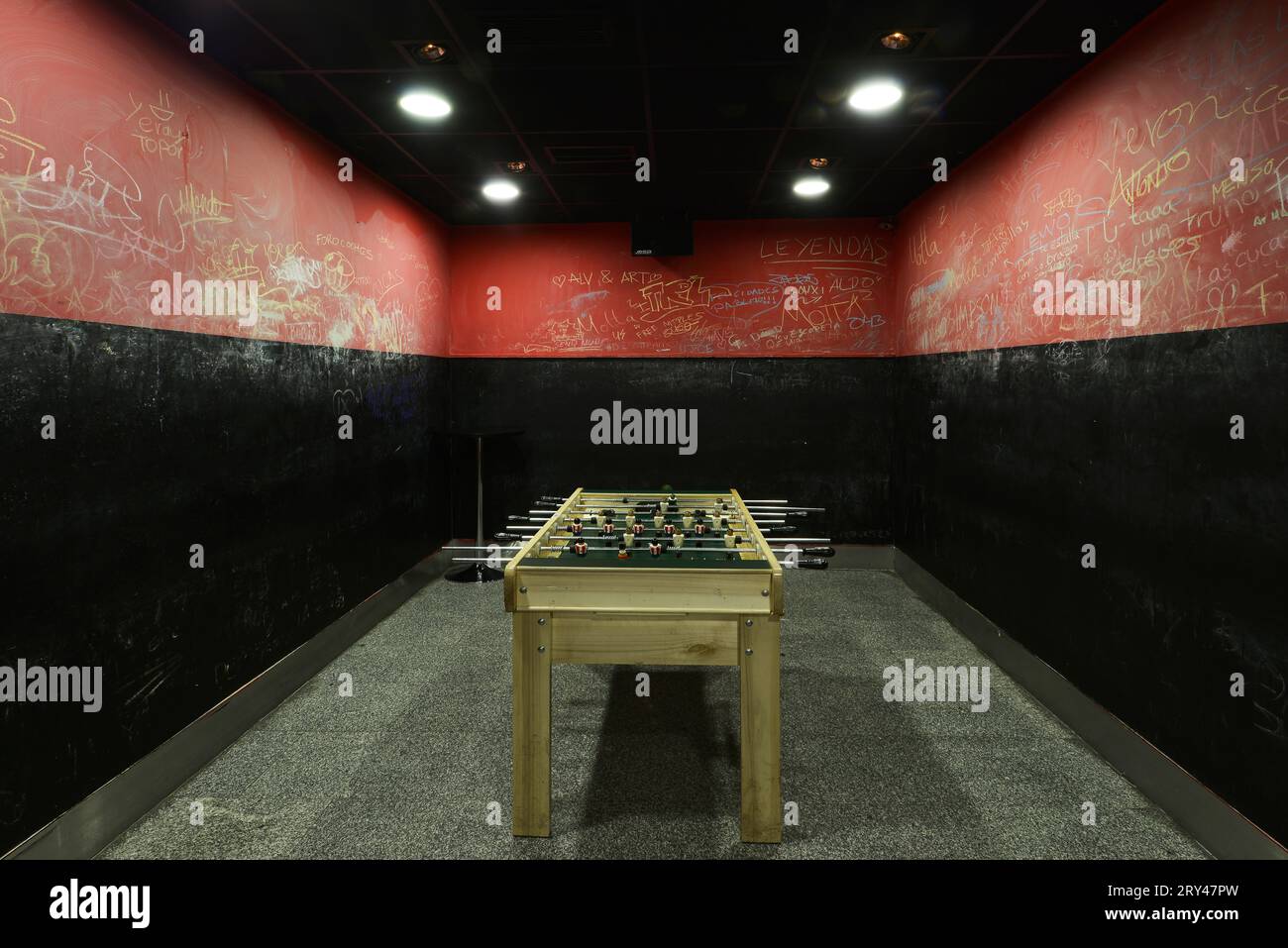 Uno spazio quadrato con pareti deturpate nere e rosse Foto Stock