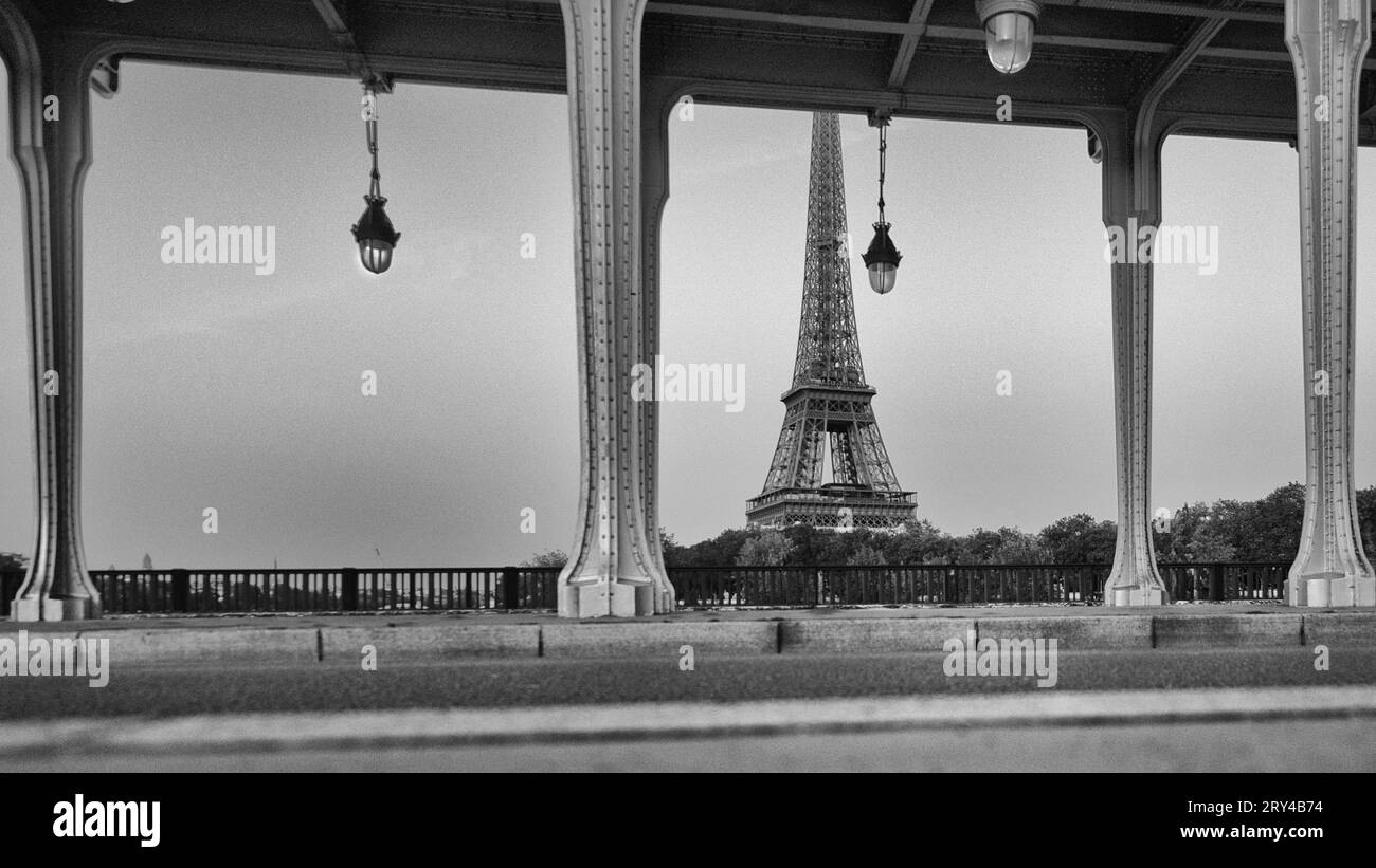 Torre Eiffel vista da sotto il Pont de Bir Hakeim sul fiume Senna, Parigi, Francia Foto Stock