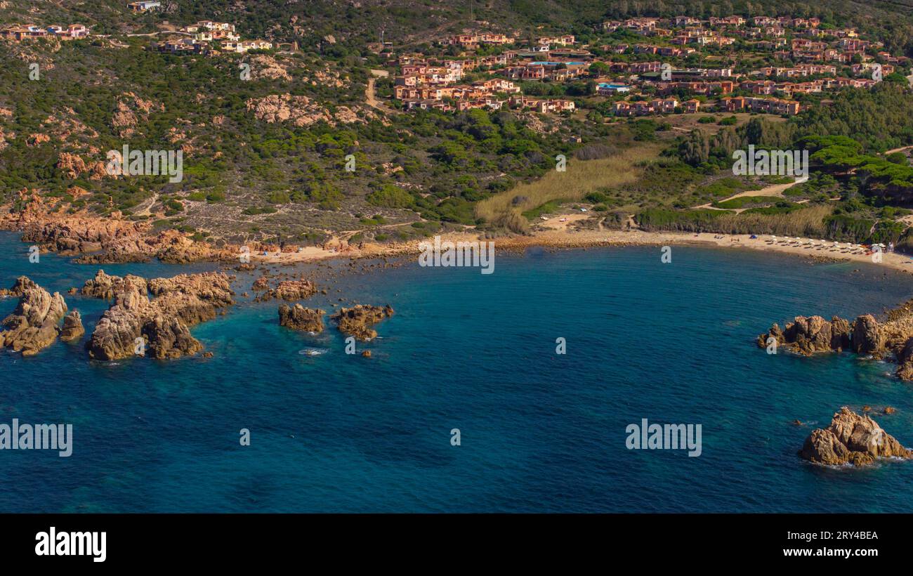 La spiaggia rocciosa e sabbiosa di Cala nel nord-ovest della Sardegna. Foto di droni scattate in una giornata di sole. Una giornata di sole alla fine di settembre. Foto Stock