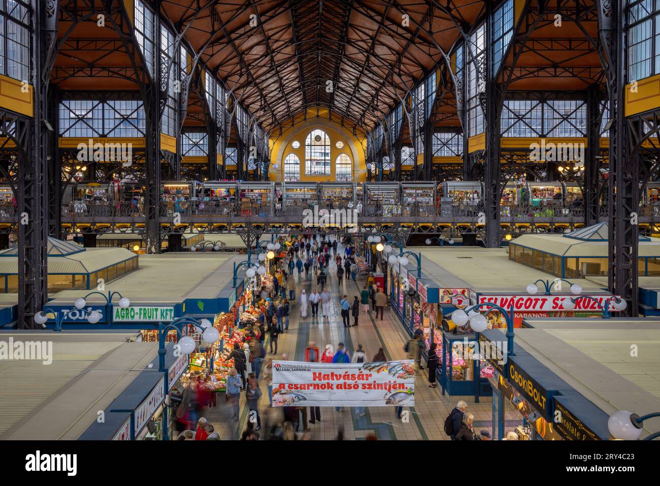 Budapest Ungheria 9,2022; la gente fa shopping al grande mercato di Budapest in Ungheria, che si dà il caso sia il più grande mercato al coperto della città Foto Stock