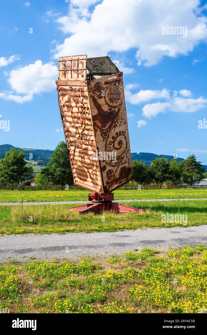 Altstatten, Svizzera - 4 luglio 2023: Presentazioni d'arte moderna - sculture - realizzate in rottami metallici nel parcheggio dei camper di Altstätten Foto Stock
