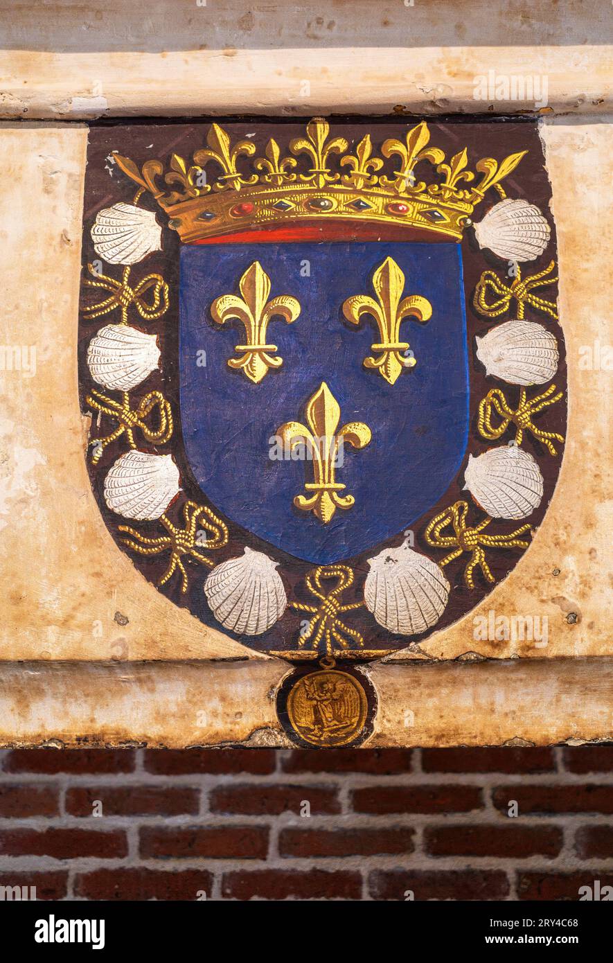 Amboise, Francia - 12 agosto 2023: Lo stemma della Francia moderna dopo il 1376: Rappresentante delle classi sociali medievali: Operai, combattenti e pregare Foto Stock