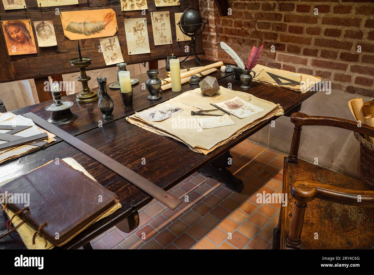 Amboise, Francia - 12 agosto 2023: Studio di Leonardo da Vincis nel castello di le Clos luce, dove visse per gli ultimi tre anni della sua vita Foto Stock