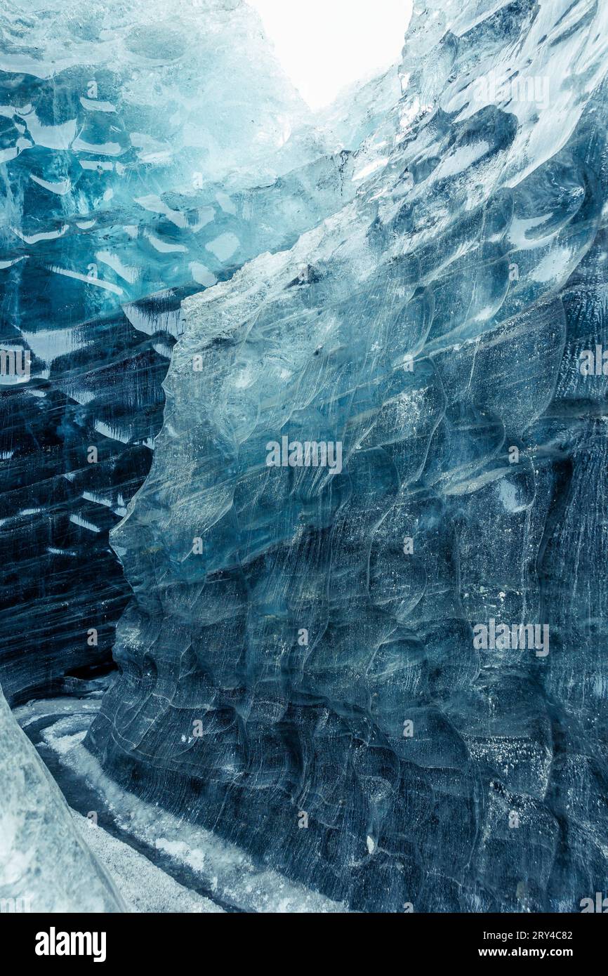 Massa ghiacciata Vatnajokull natura ghiacciata, crepe di blocchi ghiacciati e grotte ghiacciate. All'interno di un massiccio crepaccio con cime innevate e iceberg, struttura glaciale nel paesaggio islandese. Foto Stock