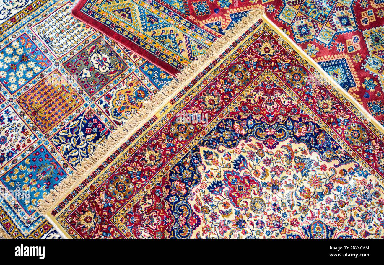 Sfondo - tappeti persiani disposti a caso con motivi colorati astratti sul pavimento Foto Stock