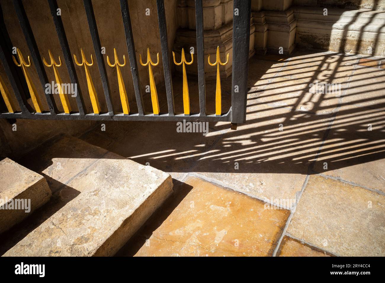 Il gioco delle ombre e della luce del sole sul terreno di fronte alla cattedrale medievale di Digione Foto Stock