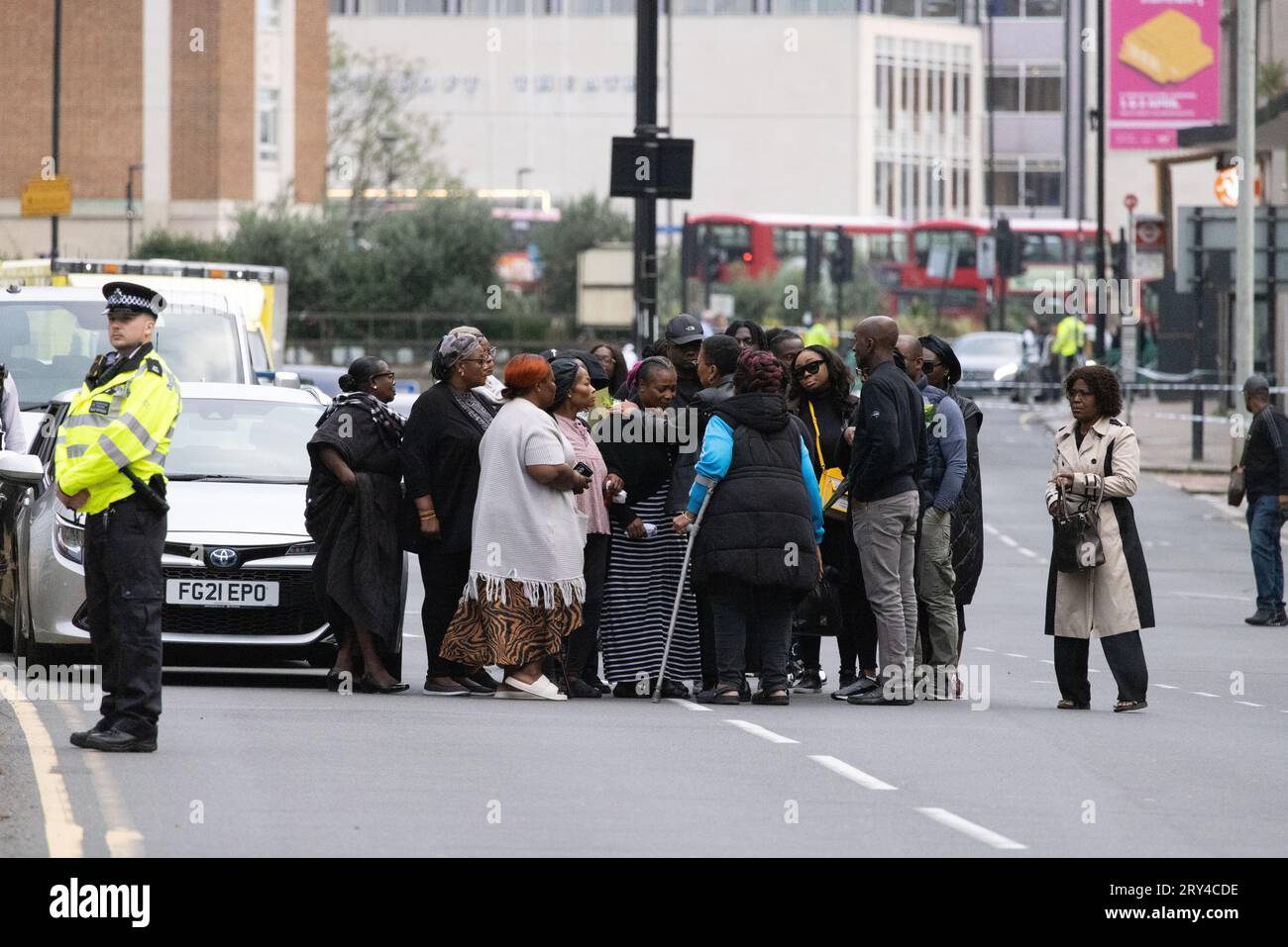 La famiglia e gli amici della vittima visitano la scena del pugnalato fatale dove Elianne Andam, una allieva della scuola privata Old Palace di John Whitgift, è stata aggredita e uccisa ieri alle 8:30 mentre è scesa dall'autobus a Croydon, South London, Croydon, Londra, Regno Unito 28 settembre 2023 crediti: Jeff Gilbert/Alamy Live News Foto Stock