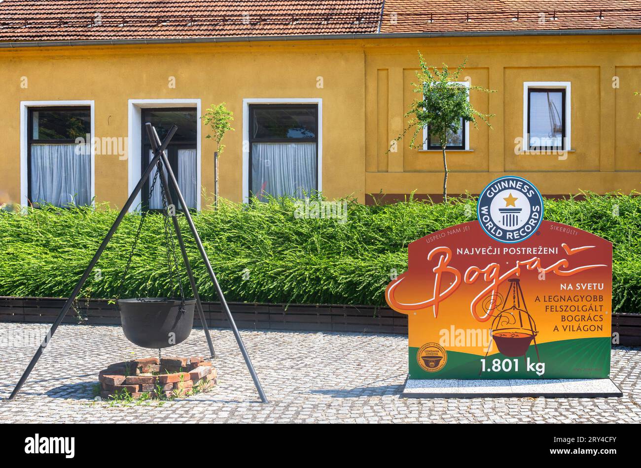 Lendava, Slovenia - 15 luglio 2023: Il tradizionale goulash bograc è una specialità culinaria. Il record Guinness è stato raggiunto dalla città slovena di Lend Foto Stock