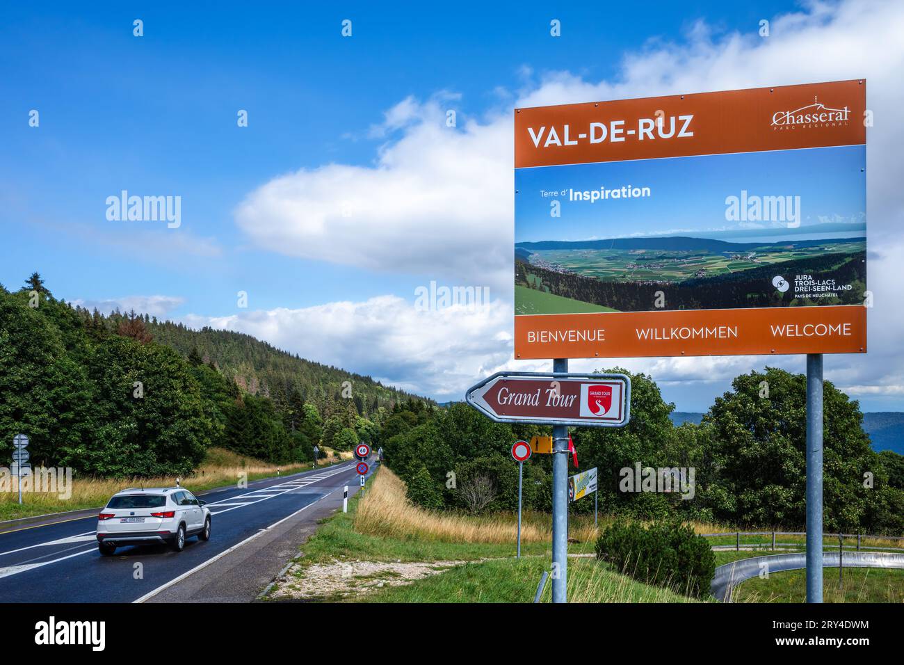 Vue des Alpes, Svizzera - 7 agosto 2023: La Val de Ruz è un'alta valle del Neuchâtel Giura in Svizzera. Si trova tra Neuchatel e la CH Foto Stock