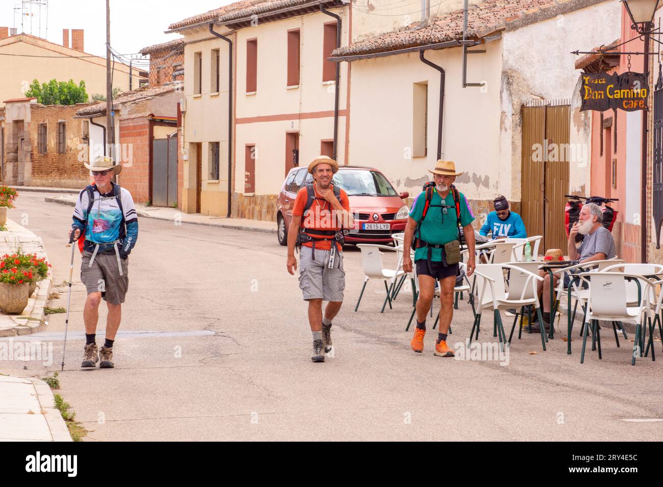 Pellegrini che camminano lungo il cammino di Santiago, il cammino di San Giacomo, nella città spagnola di Villalcazar in Spagna Foto Stock
