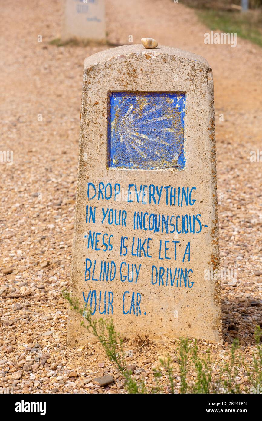 Segnaletica di direzione sul sentiero spagnolo a lunga distanza Camino de Santiago, il cammino del pellegrino di San Giacomo in Spagna Foto Stock