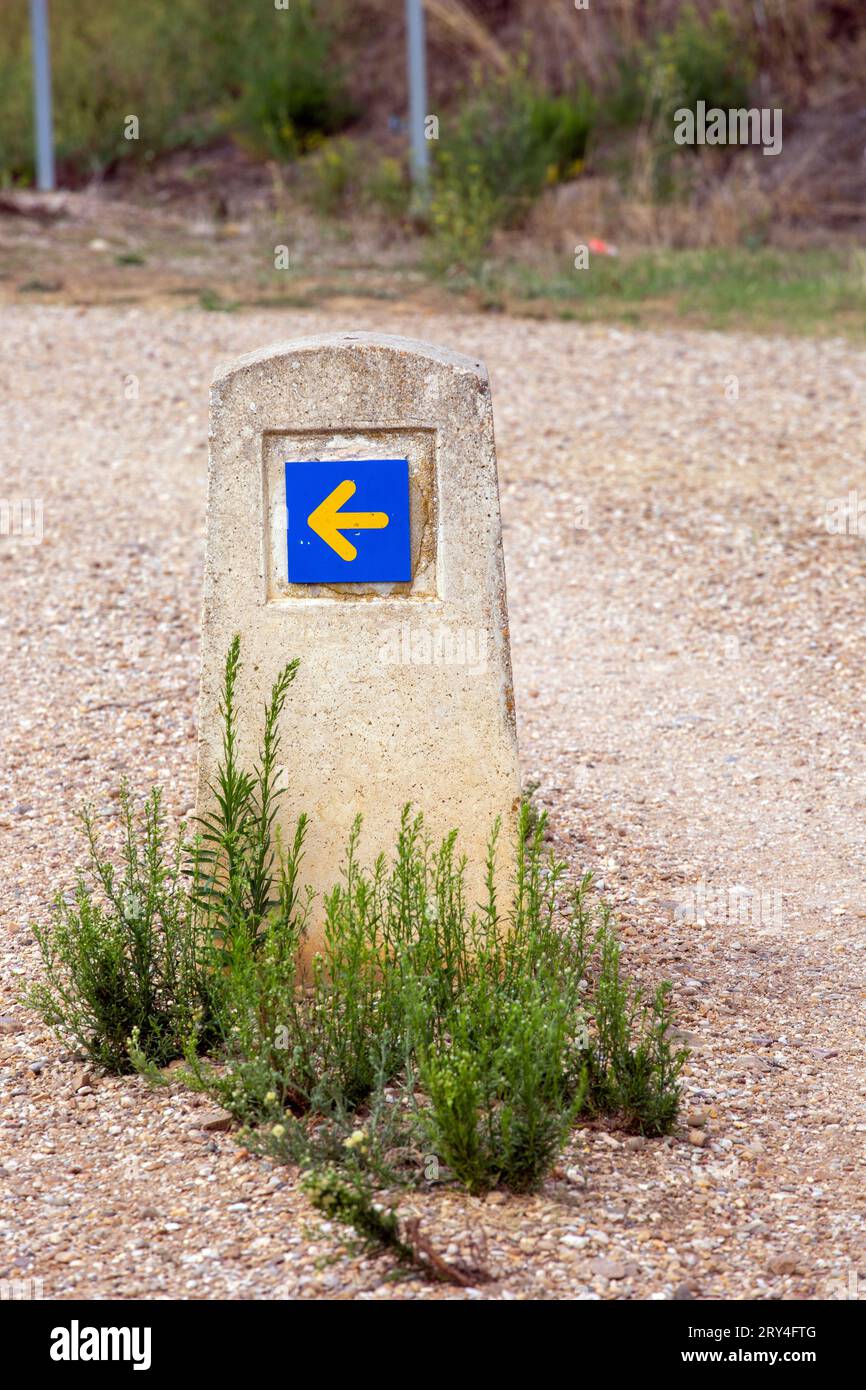Segnaletica di direzione sul sentiero spagnolo a lunga distanza Camino de Santiago, il cammino del pellegrino di San Giacomo in Spagna Foto Stock