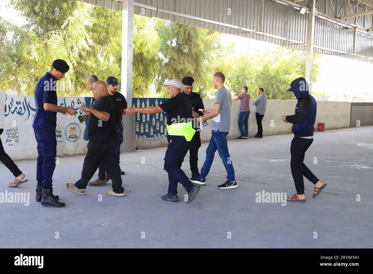 Middle East News/Gaza/territori palestinesi i lavoratori palestinesi attendono al valico di Erez mentre si preparano a lasciare Beit Hanun nella Striscia di Gaza settentrionale, per andare a lavorare all'interno di Israele, il 28 settembre 2023. Erez Crossing ha aperto dopo averlo chiuso due settimane fa in risposta alle proteste al confine. The Gaza Strip Palestine Copyright: XMahmoudxxAjjourx IMG 4655 Credit: Imago/Alamy Live News Foto Stock